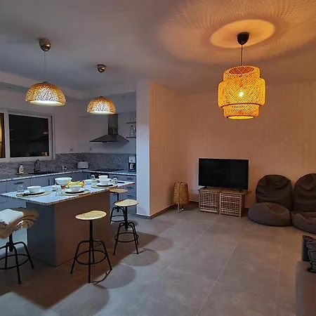 Panorama Sea View Penthouse ساراندا